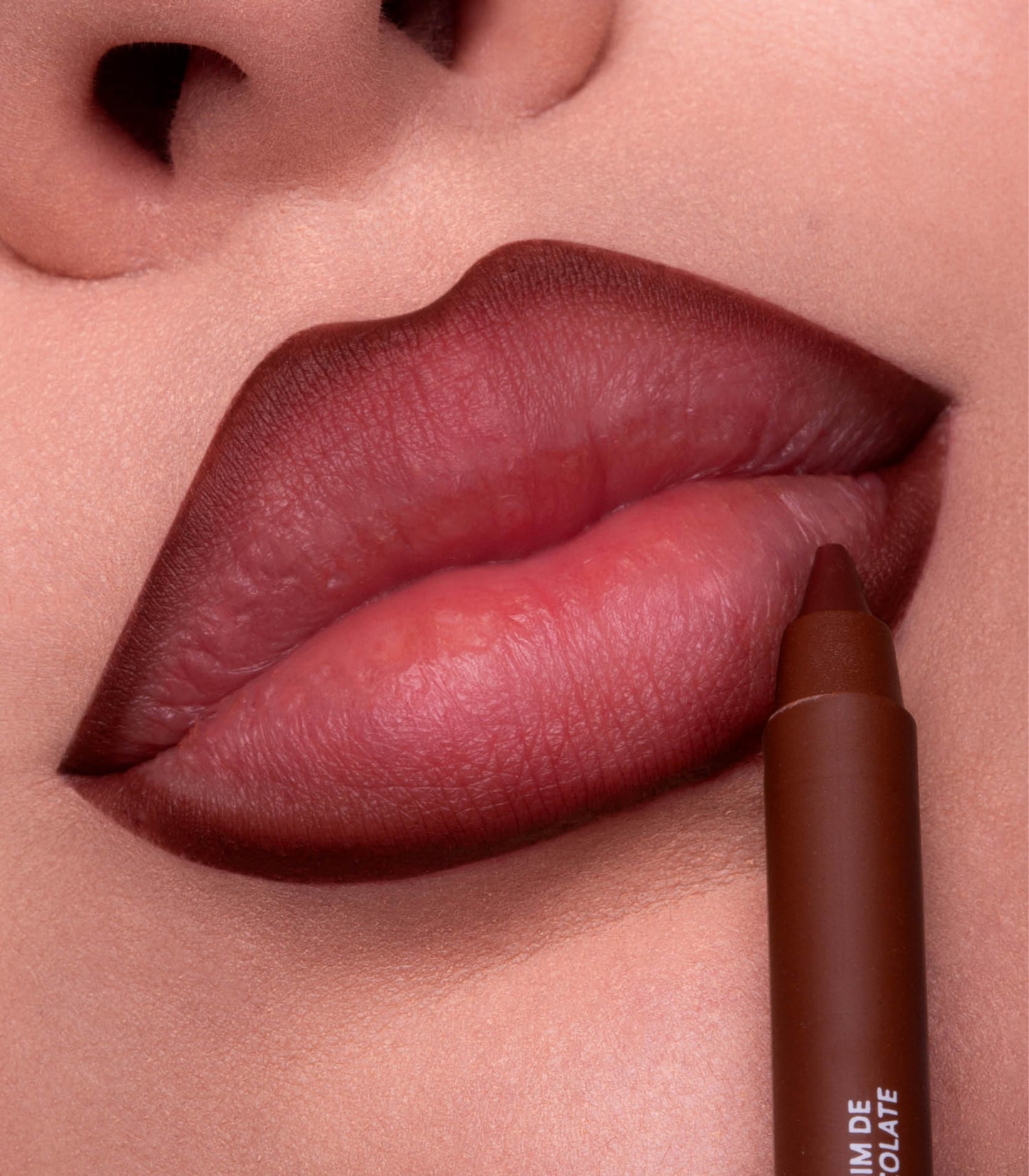 LÁPIS APONTÁVEL PARA CONTORNO LABIAL – PUDIM DE CHOCOLATE